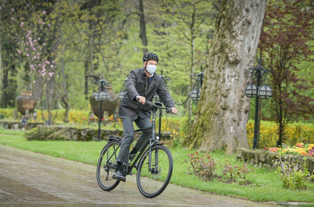 Klaus Iohannis s-a alăturat campaniei ”Vinerea Verde”. Poze cu președintele pe bicicletă