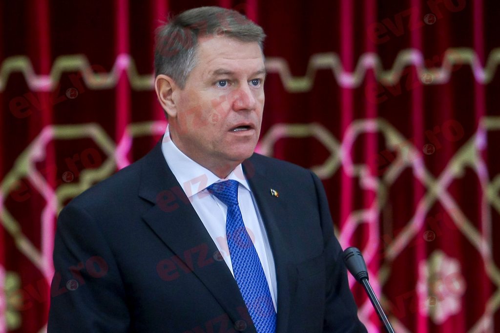 Un fost ministru al Apărării îi cere lui Klaus Iohannis „să nu mai doarmă în papuci” și să convoace de urgență CSAT-ul