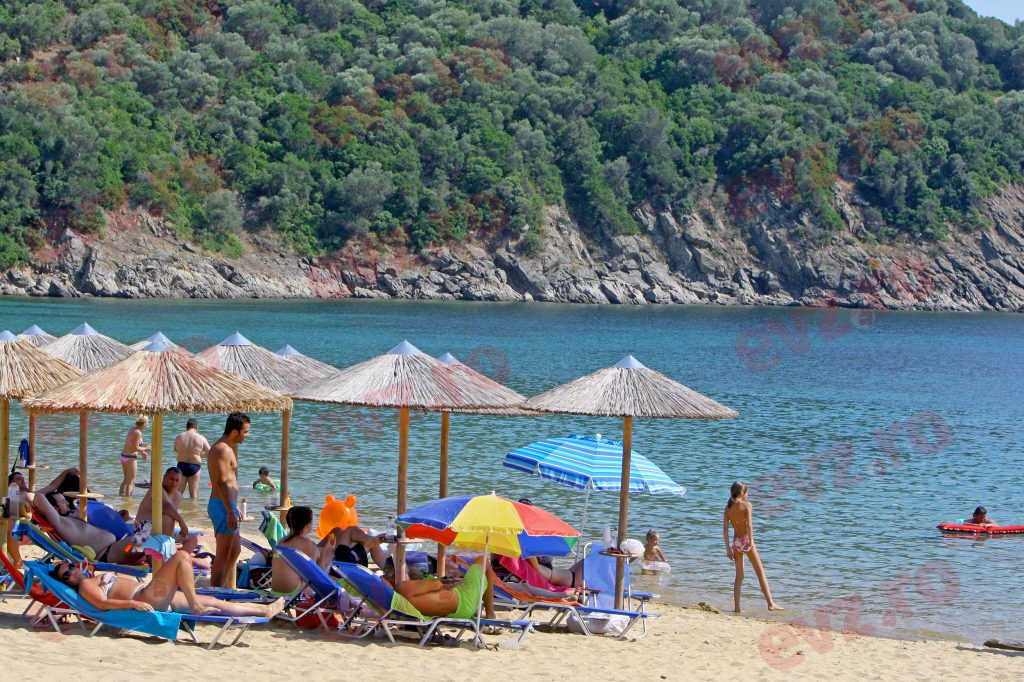 Românii care terorizează plajele din Grecia. Manele, țipete de copil și obiceiuri proaste, vacanțele sunt distruse