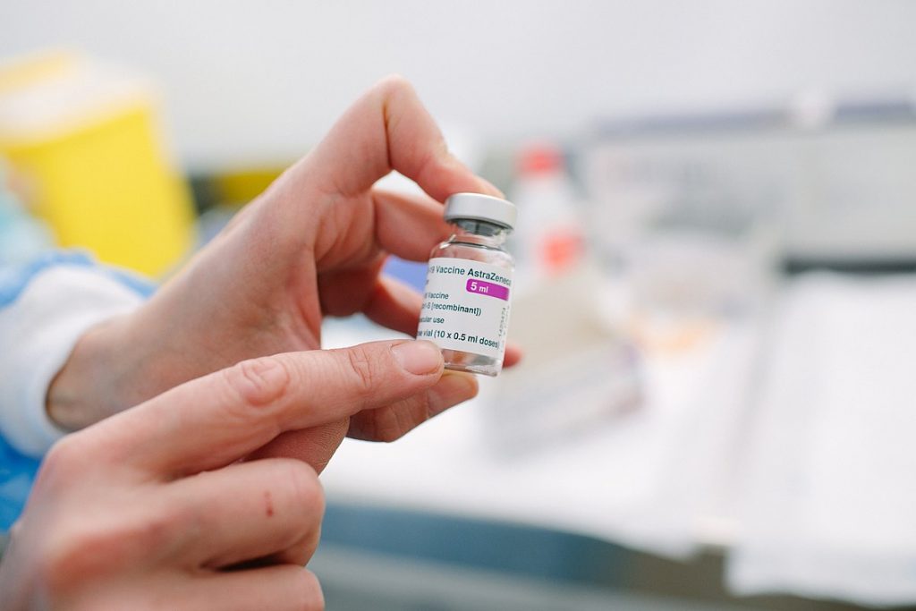 România ar putea vinde vaccinul de la AstraZeneca