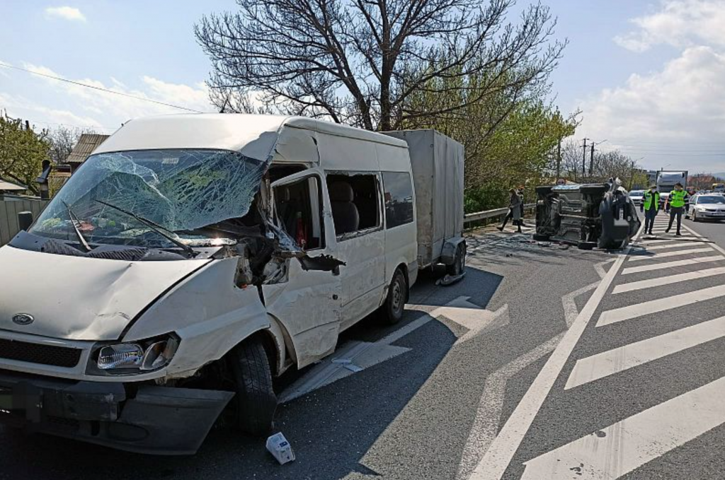 Zi neagră pe drumurile din România. Un bărbat a decedat după un accident cu un microbuz și două mașini