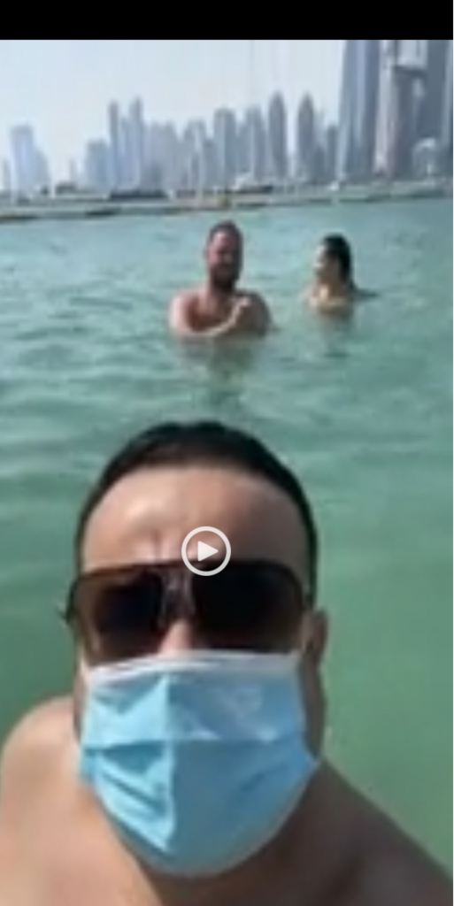 Adi Minune, ironic la măsurile de pe litoralul românesc. Și-a pus masca pe față în marea din Dubai. Video