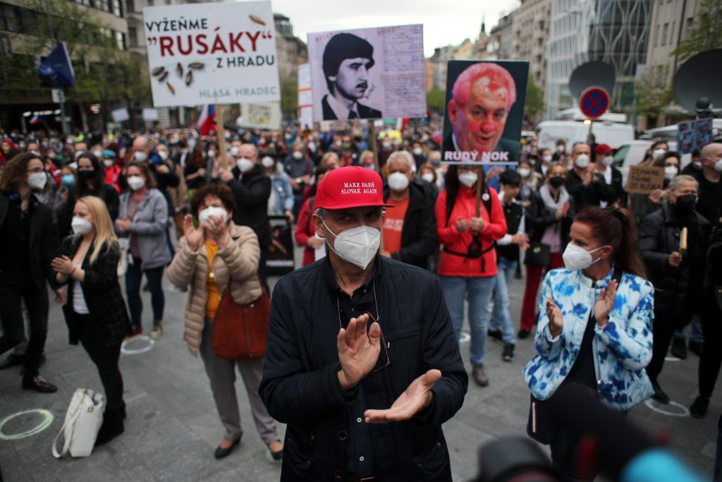 Tensiuni în Praga. Peste 10.000 de oameni au ieșit în stradă pentru a protesta împotriva președintelui