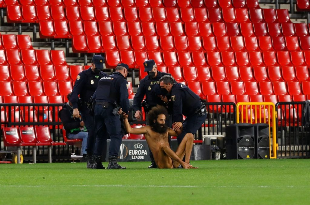 Un bărbat a intrat dezbrăcat pe teren în timpul meciului Granada – Manchester United