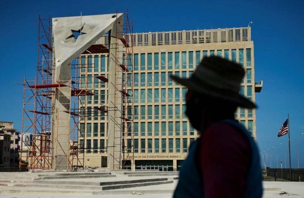 Aroganța Cubei în fața „imperialiștilor americani”. Drapel din beton ridicat în fața ambasadei SUA la Havana