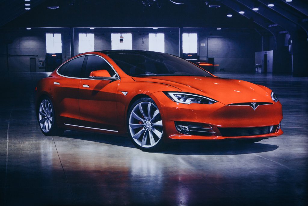 Acțiunile Tesla cresc spectaculos, după anunțul surprinzător al livrărilor de mașini