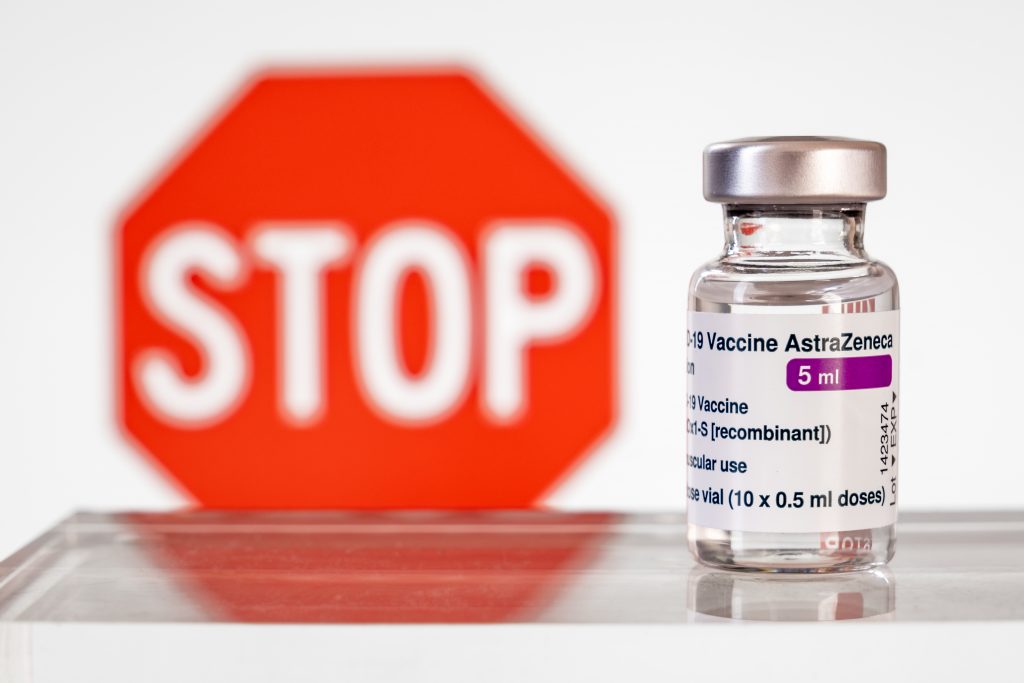 Un oficial al EMA solicită renunțarea la vaccinul AstraZeneca