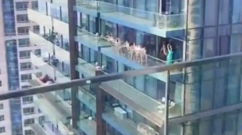 Mai multe femei arestate în Dubai, după ce au pozat goale la balcon