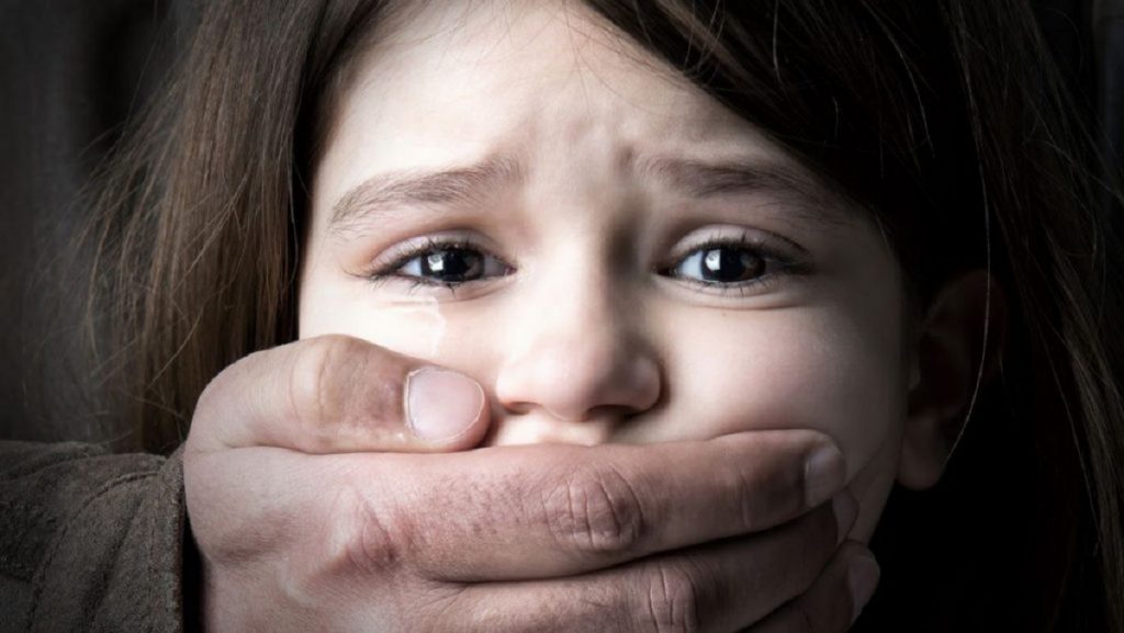 Fetiță molestată în parc, de față cu mama sa. Poliția îl caută pe agresor