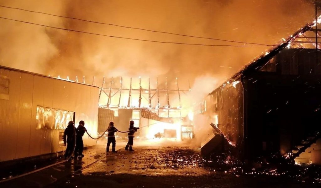 Incendiu violent la Fabrica de Mobilă Dalin din Reghin. Flăcările au cuprins hale de depozitare pe o suprafață de 1.000 mp