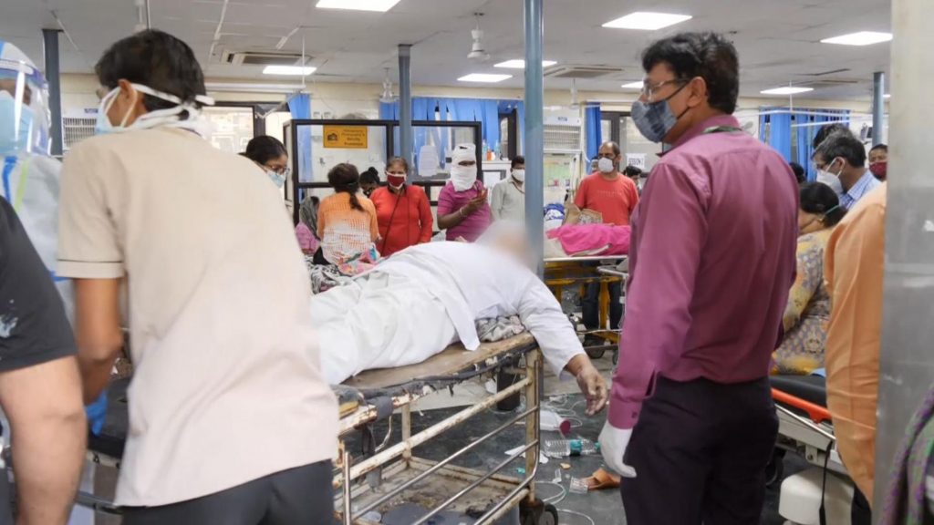 India este pe buza prăpastiei, Medicii, la un pas de a fi linșați de rudele victimelor COVID-19