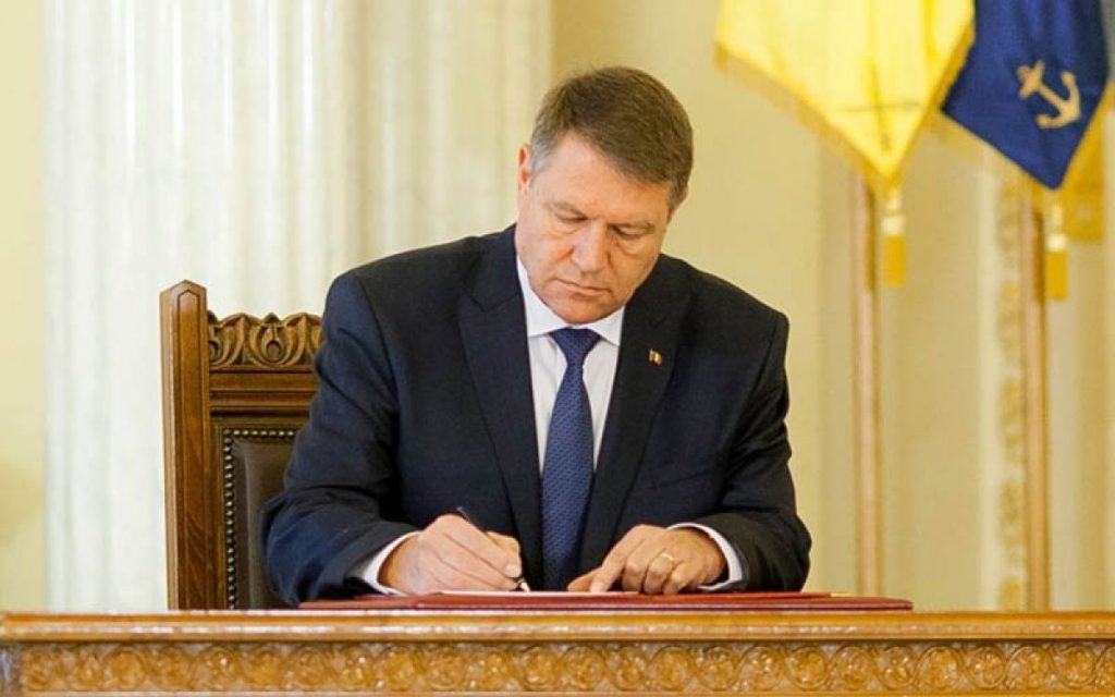 Klaus Iohannis a semnat decretul! I-a scos la pensie pe bandă rulantă. Pe cine a eliberat din funcție