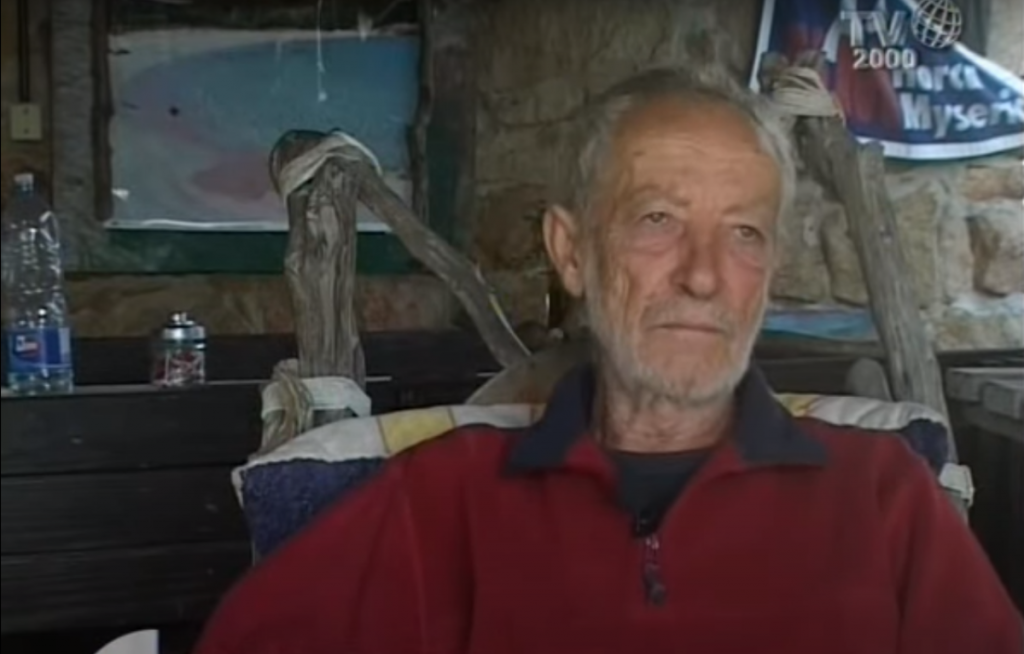 Povestea unui bătrân din Italia care a locuit 30 de ani pe o insulă pustie. A fost izgonit de autorități
