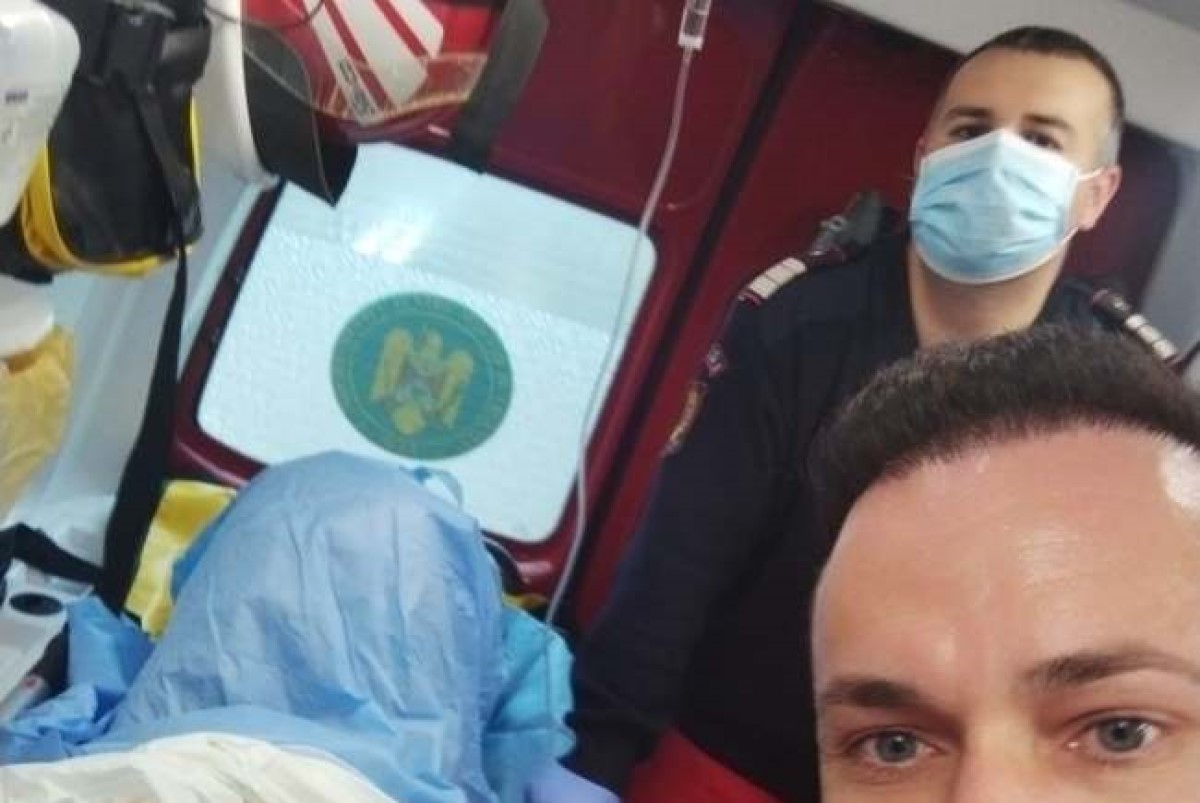 O femeie a născut în ambulanța care o ducea la maternitate