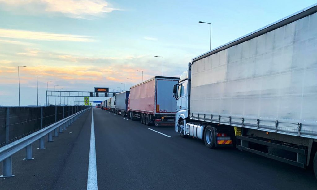 Grănicerii moldoveni au reținut permisul fals al unui șofer turc de camion