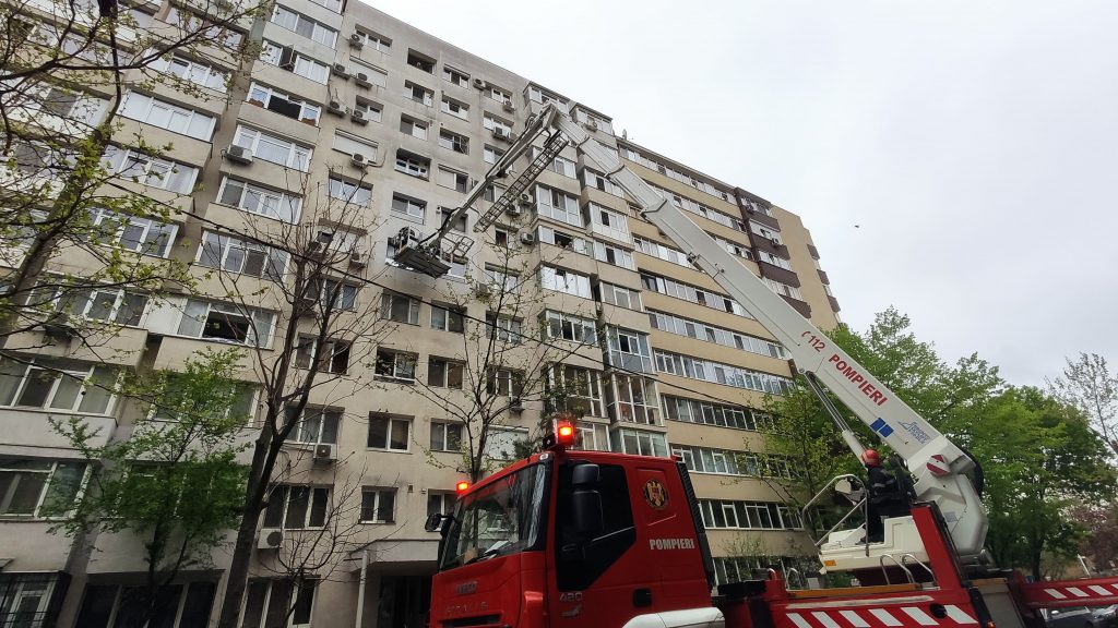 Pompierii au intervenit cu autoscara în București pentru a salva o persoană blocată în apartament FOTO