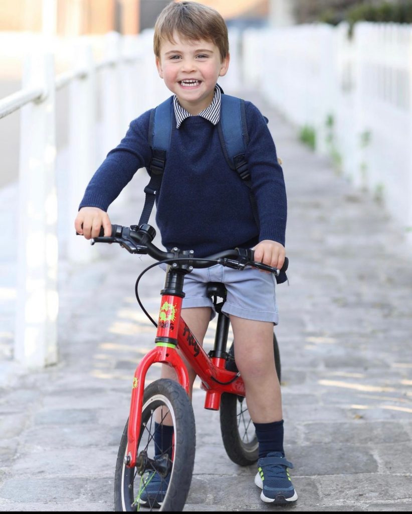 Prințul Louis a împlinit trei anișori. El merge la creșă pe bicicletă