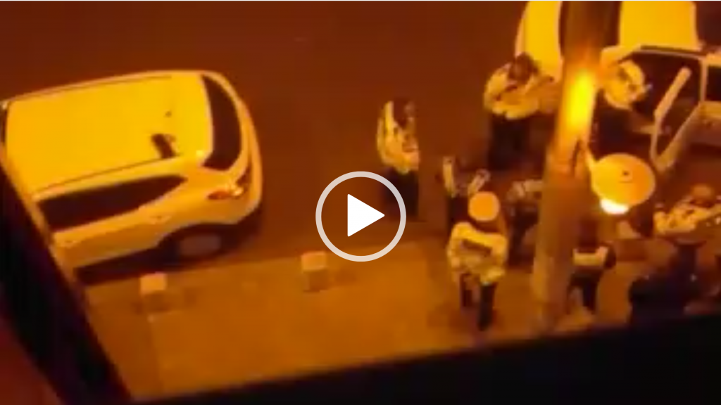 Probe. Imagini cu 8 polițiști de la Secția 16 Poliţie când au încătușat o femeie în mașina lor
