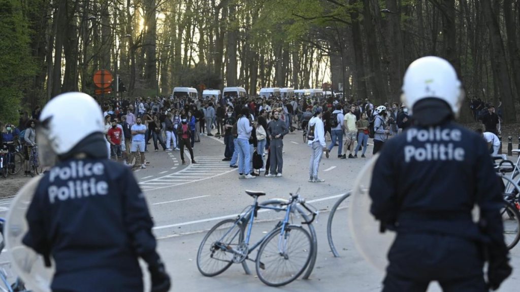 Farsă de 1 aprilie încheiată prost, la Bruxelles. Confruntări între poliție și 2.000 de manifestanți