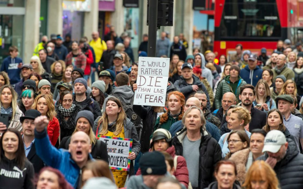 Arde Londra! Proteste majore după ce restricțiile au fost prelungite VIDEO