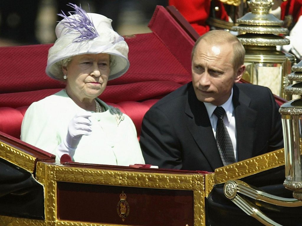 Putin o are la mână pe regina Marii Britanii. Informațiile pot „răsturna dinastia”