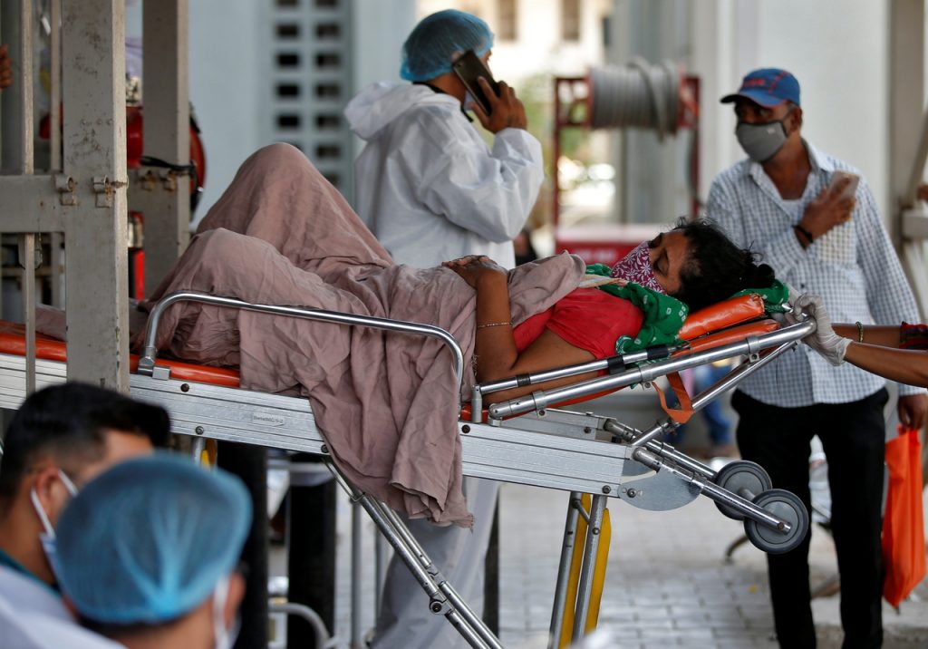 Imaginile disperării în India. Rudele unui pacient mort de COVID au făcut dezastru într-un spital din Dehli. VIDEO