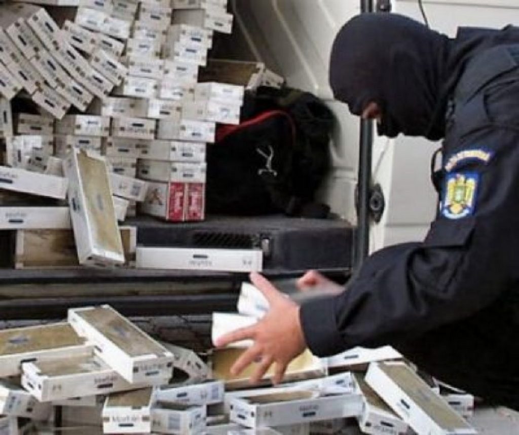 Zeci de mii de pachete de tigări au fost confiscate în urma unei descinderi. Doi tineri au primit arest preventiv