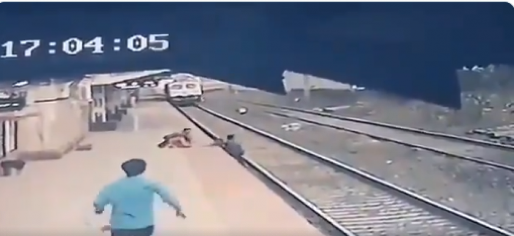 Copil salvat în ultima clipă de pe șina de tren. Imagini impresionante cu actul de curaj. VIDEO