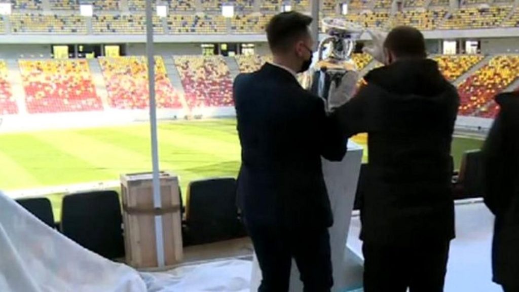Trofeul Euro 2020, pus în pericol la București. Accidentul, surprins în timpul unei transmisiuni live. VIDEO