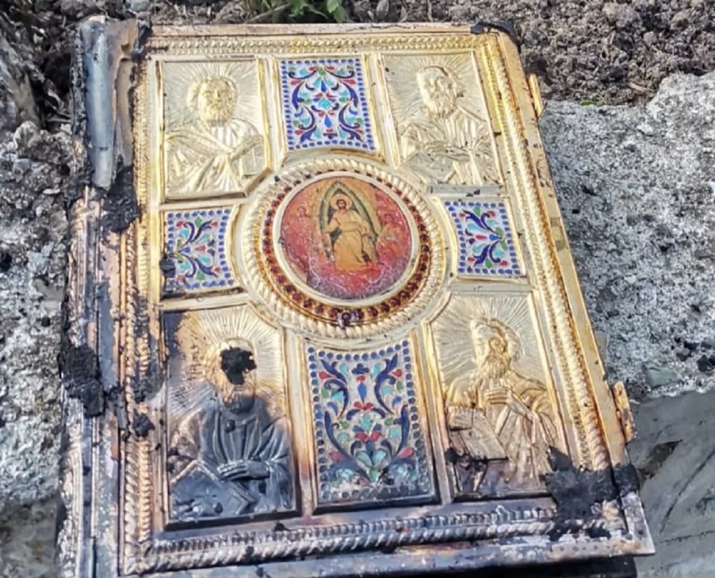 Minune de Înviere la biserica arsă din Vrancea. Evanghelia a scăpat neatinsă de foc. Foto