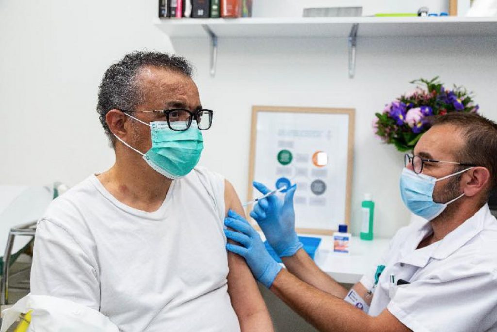 Directorul general al OMS s-a vaccinat abia acum împotriva Covid-19. Foto