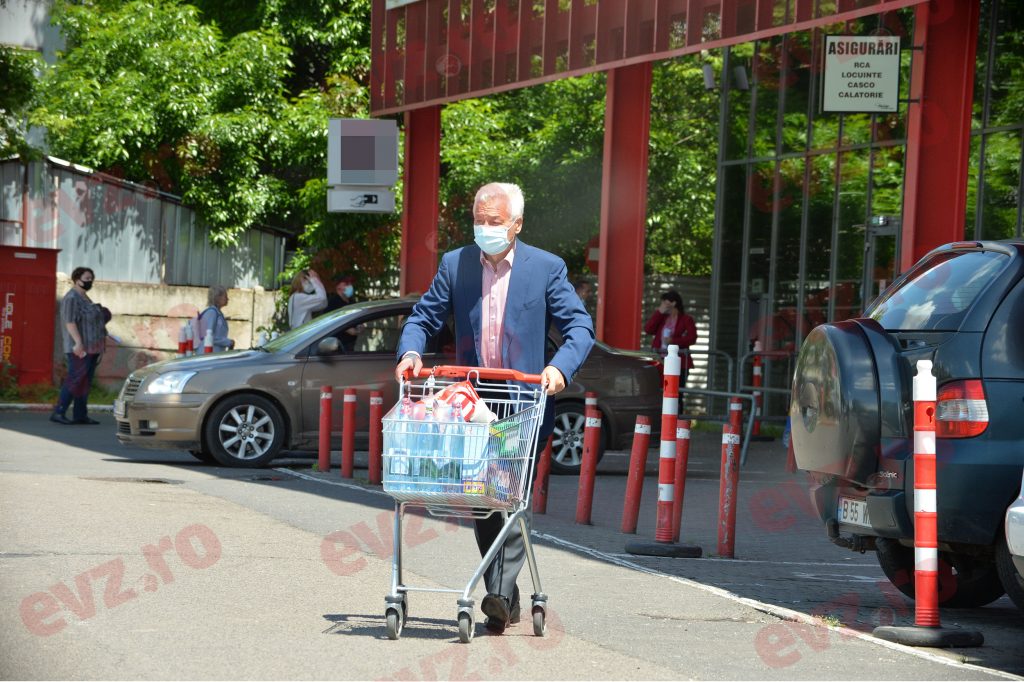 VIDEO. Fostul socru al Elenei Băsescu e un om bogat, dar atent la mărunțiș. Bebe Ionescu conduce o mașină de 100.000 euro, dar merge pe jos pentru 50 de bani