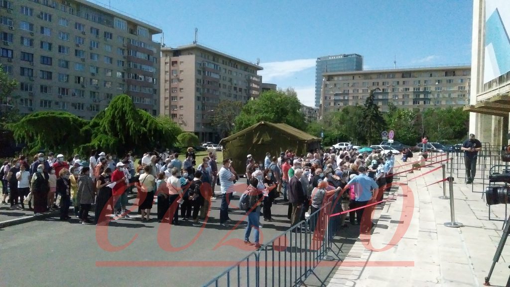 Sute de persoane, la coadă, la deschiderea maratonului de vaccinare din București. Peste 10.000 de doze alocate