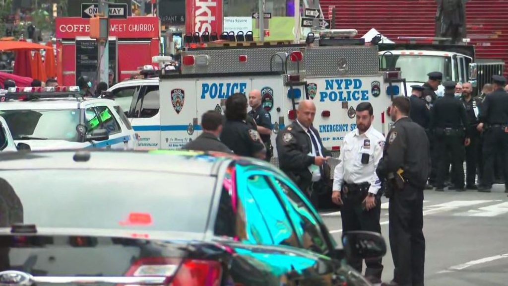 Împușcături pe străzile New York-ului! Trei victime în urma schimbului de focuri. FOTO