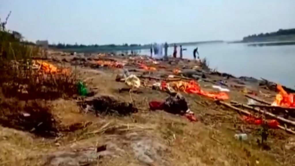 Imaginile Apocalipsei vin din India. Zeci de cadavre plutesc pe fluviul sfânt Gange. VIDEO