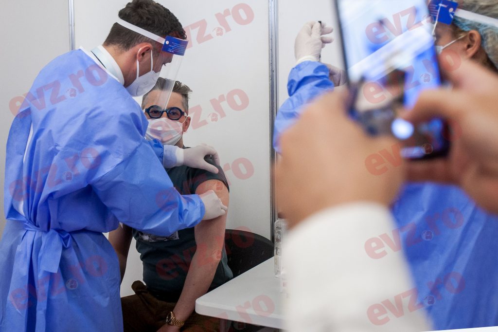 Maratonul vaccinării. Bucureștenii, dornici să scape de pandemie au venit din prima zi. FOTOREPORTAJ