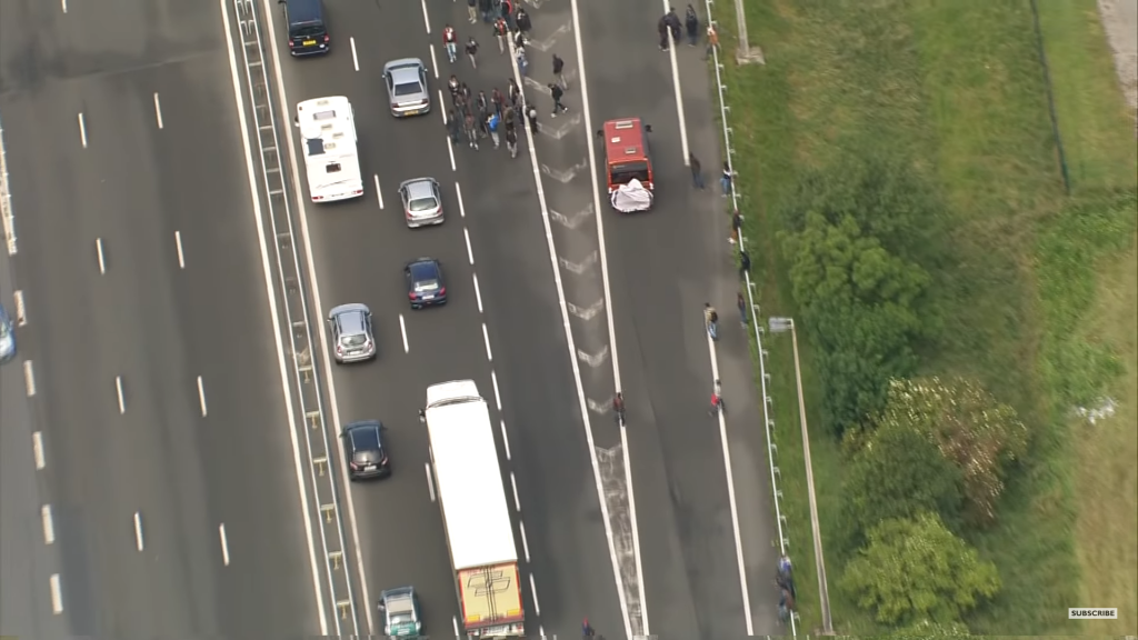 Șoferi de camion atacați de migranți cu pietre pentru a opri tirurile spre Anglia