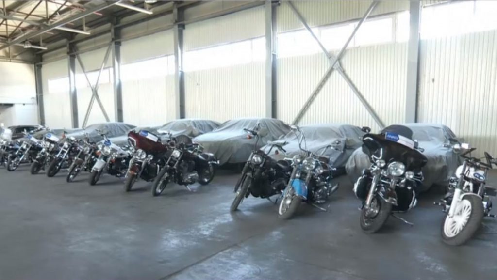„Perlele” din garajul statului. 12 motociclete de colecție și bolizi de lux confiscate de la interlopi