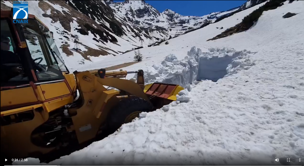 Zăpadă de 6 metri în luna mai. Drumarii încearcă deszăpezirea Transfăgărășanului. Video