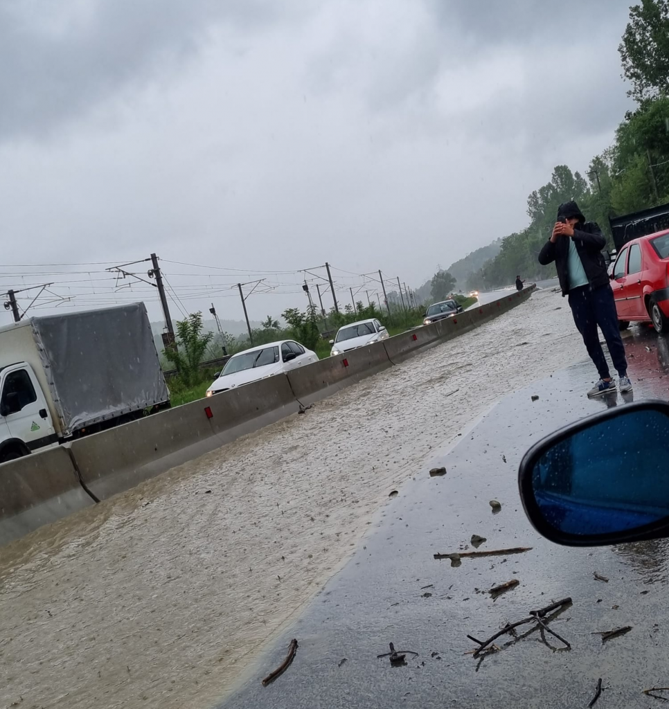 Vremea face ravagii. Inundații și trafic blocat pe DN1 în urma ploii