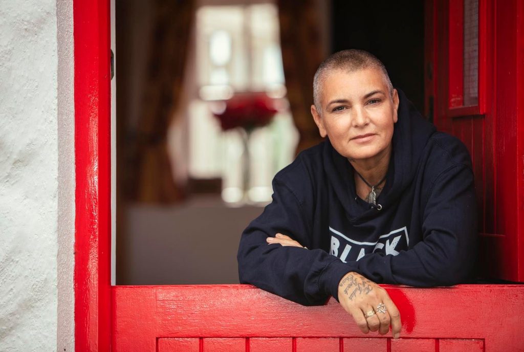 Sinead O’Connor a dezvăluit în premieră amănunte despre relația ei cu Prince. ”Mă teroriza, voia să mă pedepsească”