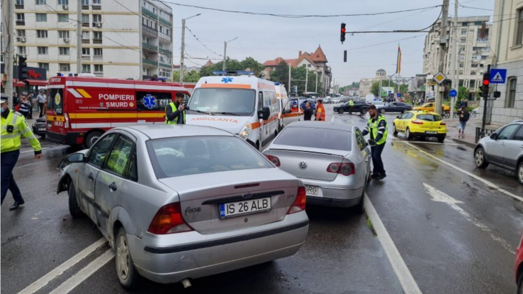 Accident spectaculos cu șase mașini la Iași. Mai multe persoane au fost rănite. Video