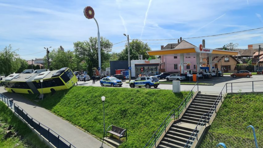 La un pas de tragedie după ce unui șofer de autobuz i s-a făcut rău la volan la Sibiu. Foto