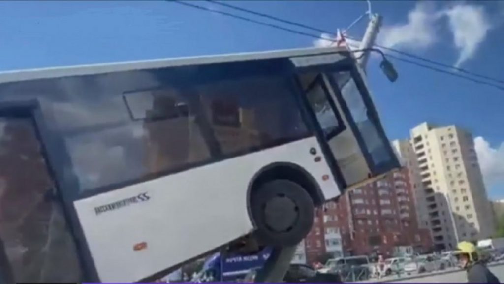 Accident spectaculos în Rusia, un autobuz a rămas suspendat pe un stâlp. Martorii au înghețat. VIDEO