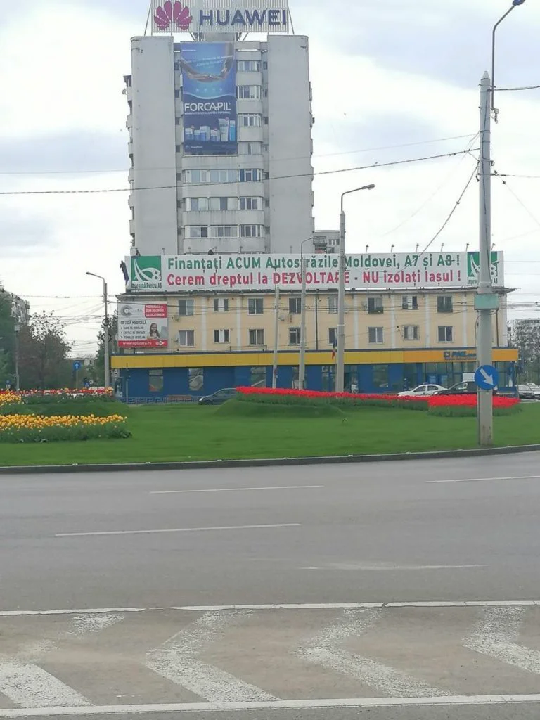 Un banner uriaș pro-autostradă a fost montat pe sediul PNL Iași. Asociația ”Împreună pentru A8” cere:”Nu izolați Iașul”