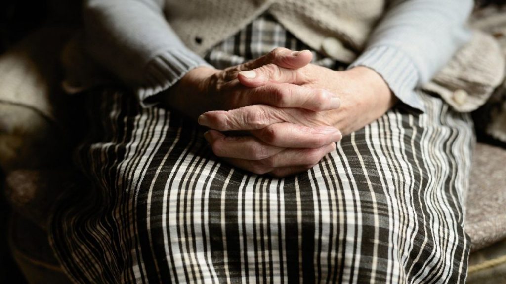 Poveste dramatică în Oltenia. O bătrânică de 92 de ani a fost salvată în ultimul moment de doi câini polițiști