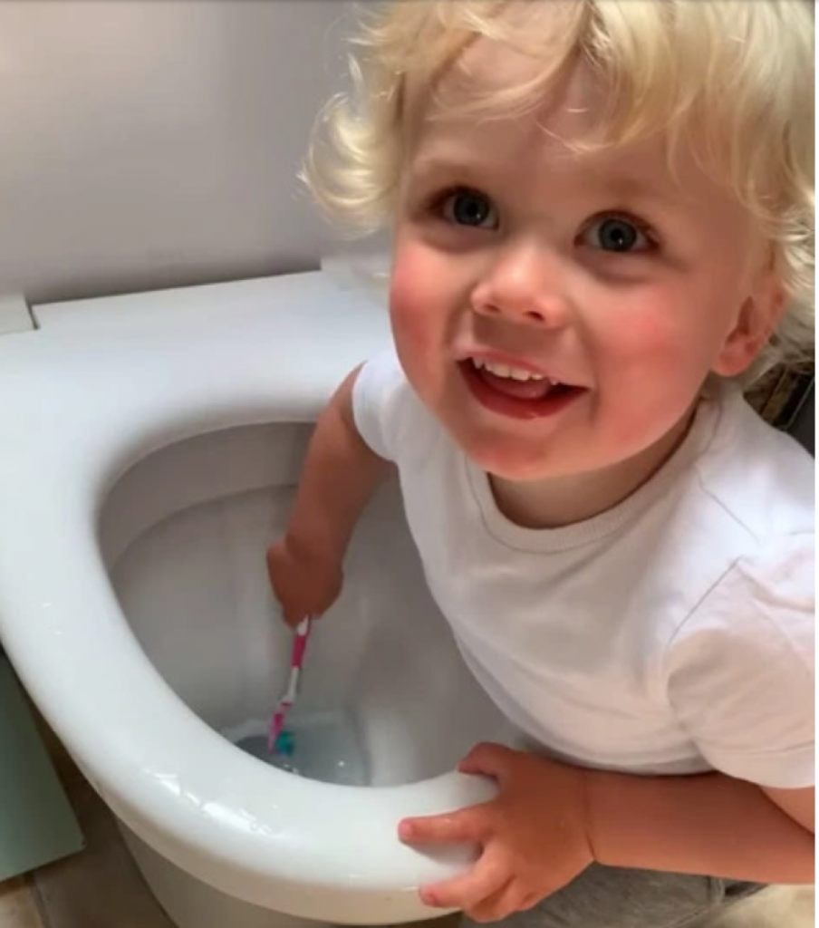Băiețel surprins în timp ce curăța toaleta. Mama s-a îngrozit când a văzut ce folosea. VIDEO