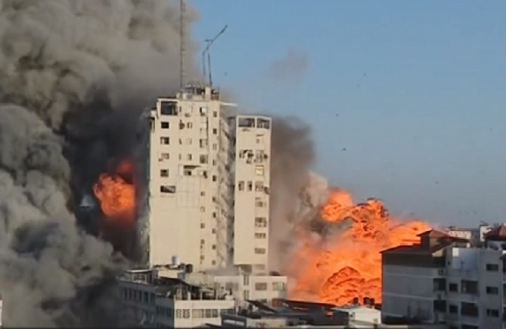 Rachetele israeliene au distrus un bloc din Gaza într-o secundă. A fost cumplit. Video