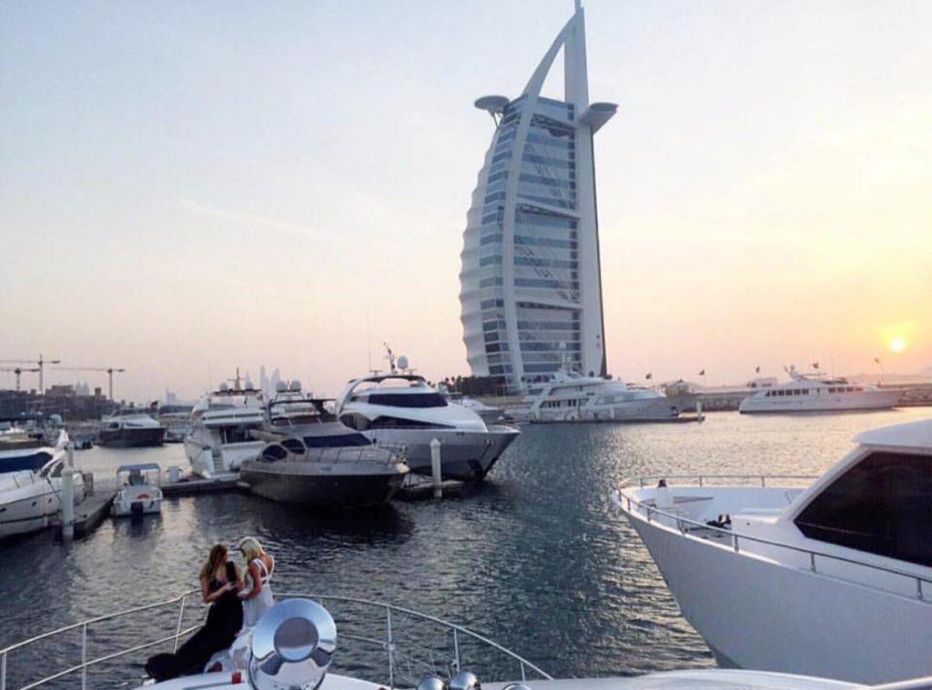 De ce Burj al Arab este cel mai scump și luxos hotel din Dubai. Majordom personal și rechini înotând pe lângă masa ta