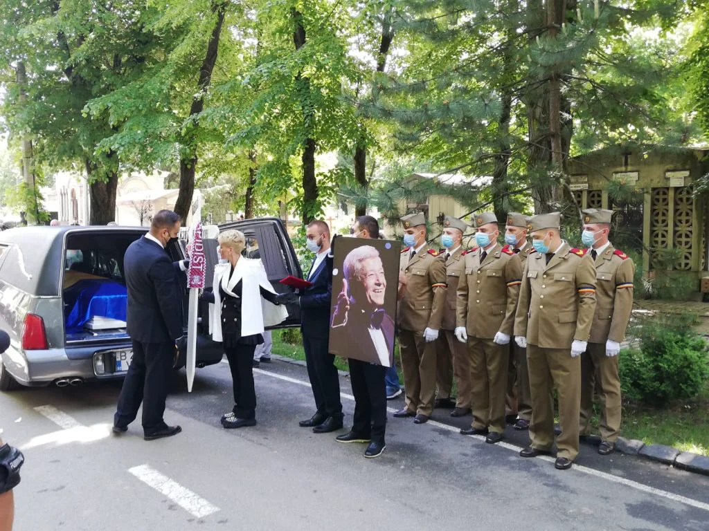 Onoruri militare și corul Patriarhiei pentru marele actor. Ion Dichiseanu a fost înmormântat azi, la cimitirul Bellu. Foto